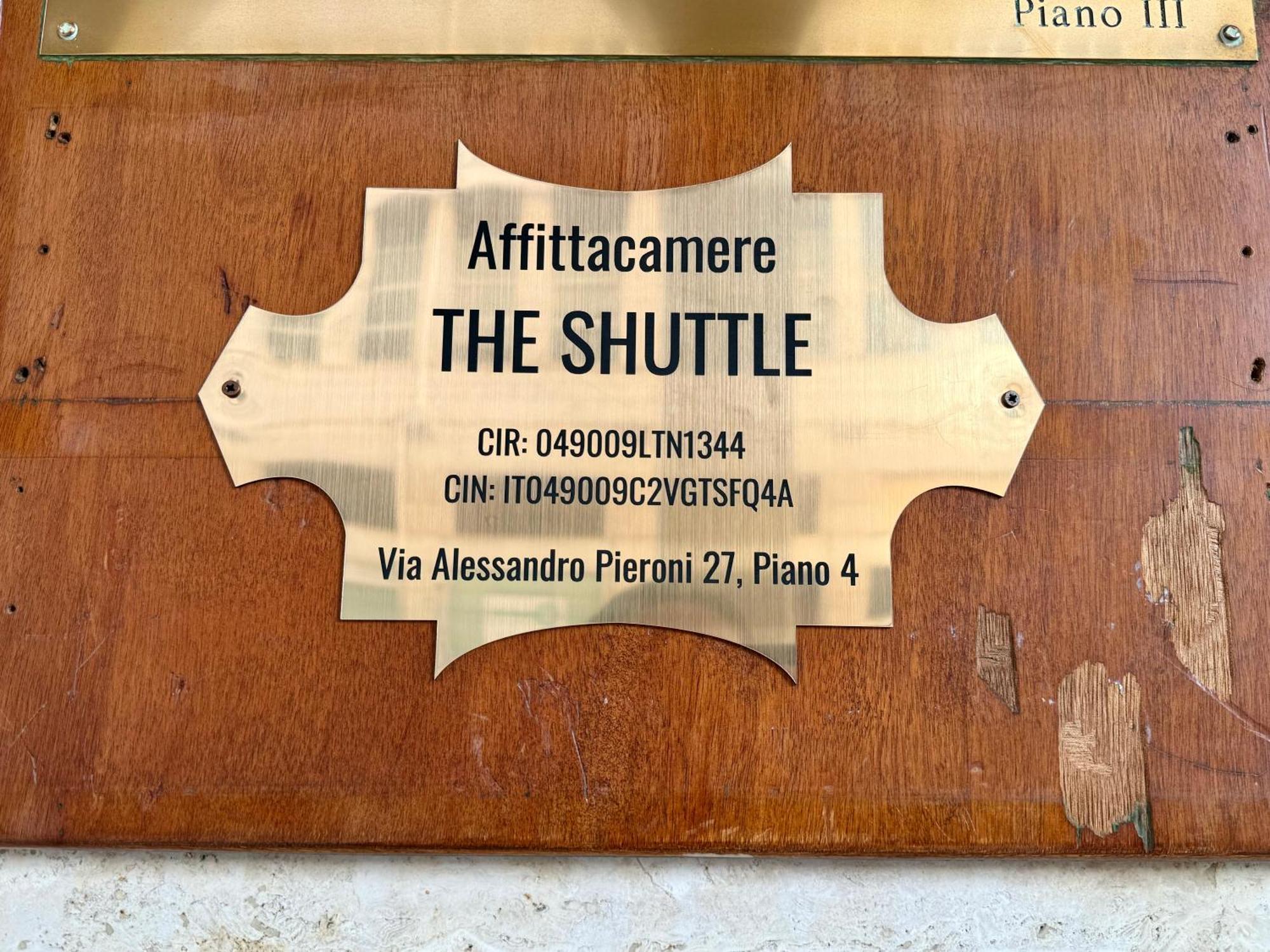 Affittacamere The Shuttle Ливорно Екстериор снимка
